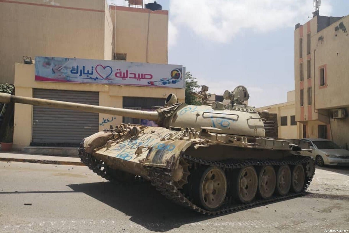 Exército da Líbia (GNA) captura um tanque das milícias de Khalifa Haftar (LNA) em seu último reduto de Tarhuna, Líbia, em 5 de junho de 2020 [Operação Vulcão de Fúria / Folheto - Agência Anadolu] 