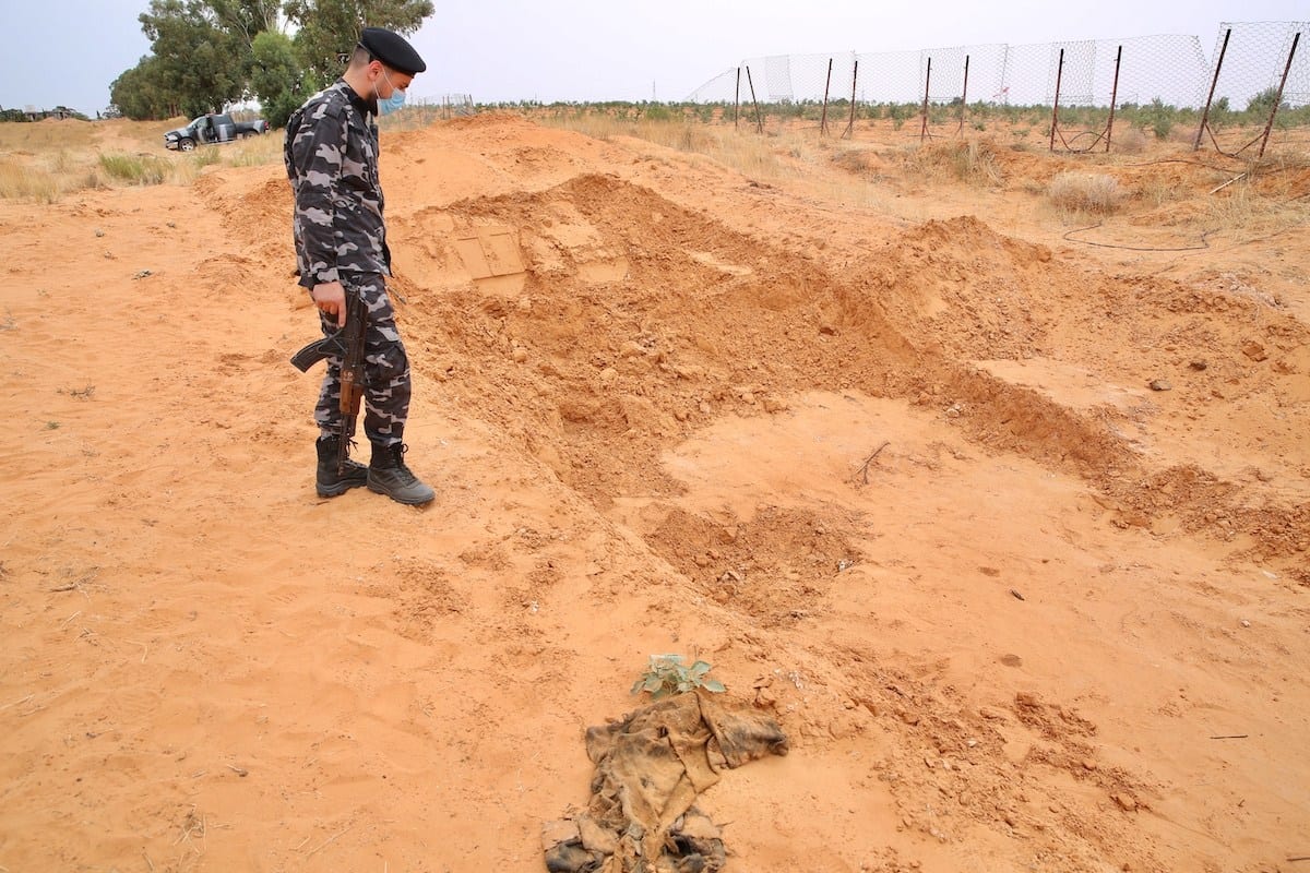 Corpos são encontrado em diversas valas comuns em Tarhuna, após a província ser recapturada das milícias leais a Khalifa Haftar, na Líbia, 11 de junho de 2020 [Hazem Turkia/Agência Anadolu]