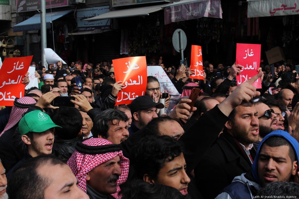 Jordanianos protestam contra acordo de gás natural entre Jordânia e Israel, na capital Amã, 3 de janeiro de 2020 [Laith Al-Jnaidi/Agência Anadolu]