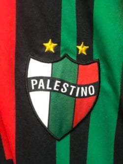 Uma foto de uma equipe de clubes palestinos no Chile, onde o mapa histórico da Palestina aparece (mídias sociais)