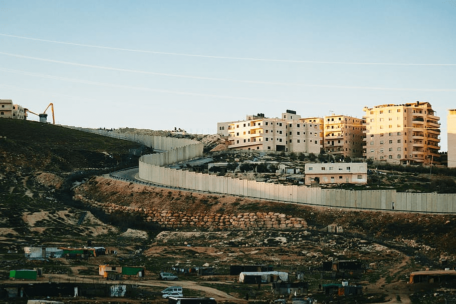 Muro da separação. {Domínio Público/Piqsels]