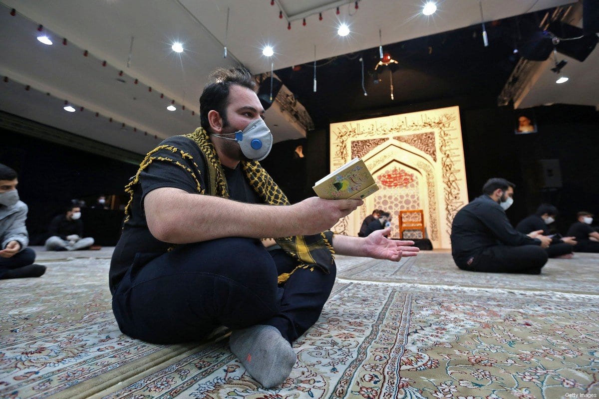 Cidadão iraniano participa das orações do Layat al-Qadr, uma das noites mais sagradas do mês do Ramadã, durante surto do coronavírus, em uma mesquita de Teerã, Irã, 13 de maio de 2020 [Atta Kenare/AFP/Getty Images]