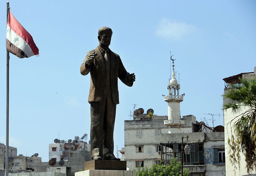 Estátua do falecido presidente sírio Hafez al-Assad, pai do atual presidente Bashar al-Assad, na praça principal da cidade costeira síria de Latakia, em 24 de setembro de 2015. [FOTO AFP / Joseph Eid/ Getty Images]