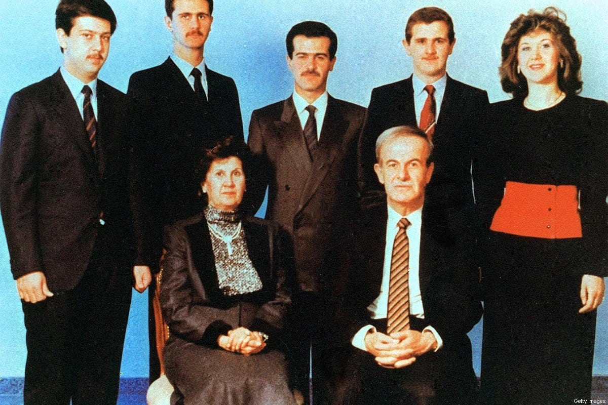 Presidente sírio Hafez al-Assad e sua esposa Anisseh em foto de família com seus filhos Maher, Bashar, Bassel, que morreu em um acidente de carro em 1994, Majd e Bushra. [Louai Beshara/ AFP via Getty Images]