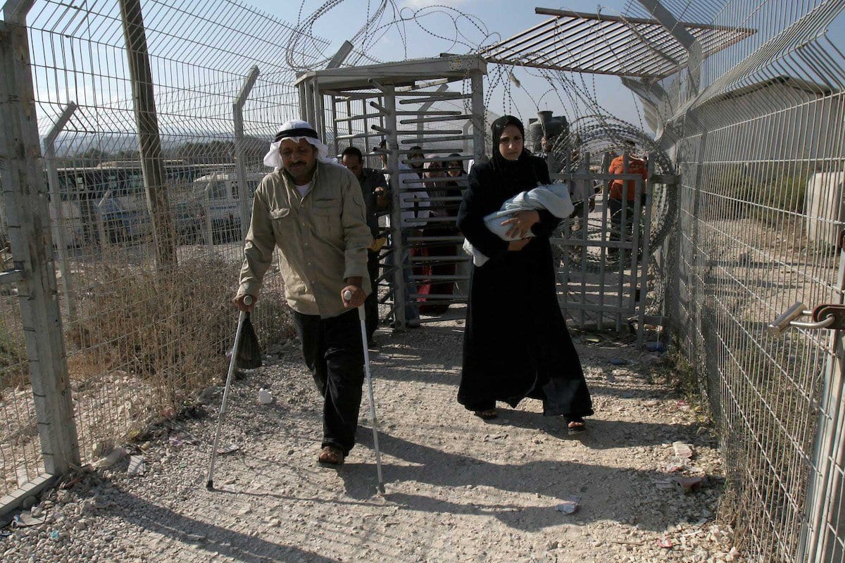 Palestinos atravessam o posto de controle de Hawara perto de Nablus, Cisjordânia ocupada, 28 de fevereiro de 2017 [foto de arquivo]