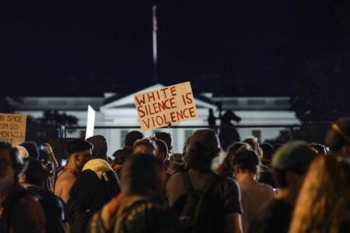 Milhares de manifestantes erguem cartazes em frente à Casa Branca, para protestar contra o assassinato de George Floyd, cidadão negro morto por um policial branco, em 2 de junho de 2020 [Yasin Öztürk/Agência Anadolu]