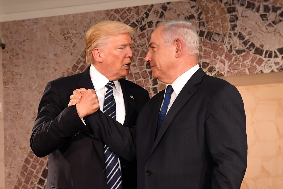 Primeiro-Ministro de Israel Benjamin Netanyahu e Presidente dos Estados Unidos Donald Trump em Jerusalem, em 23 de maio de  2017 [Embaixada dos EUA em Israel]