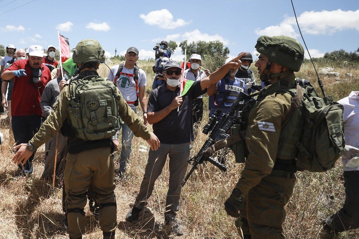 Forças de segurança de Israel interrompem protesto palestino contra construção de assentamentos ilegais na Cisjordânia ocupada, em 29 de maio de 2020 [Issam Rimawi/Agência Anadolu]