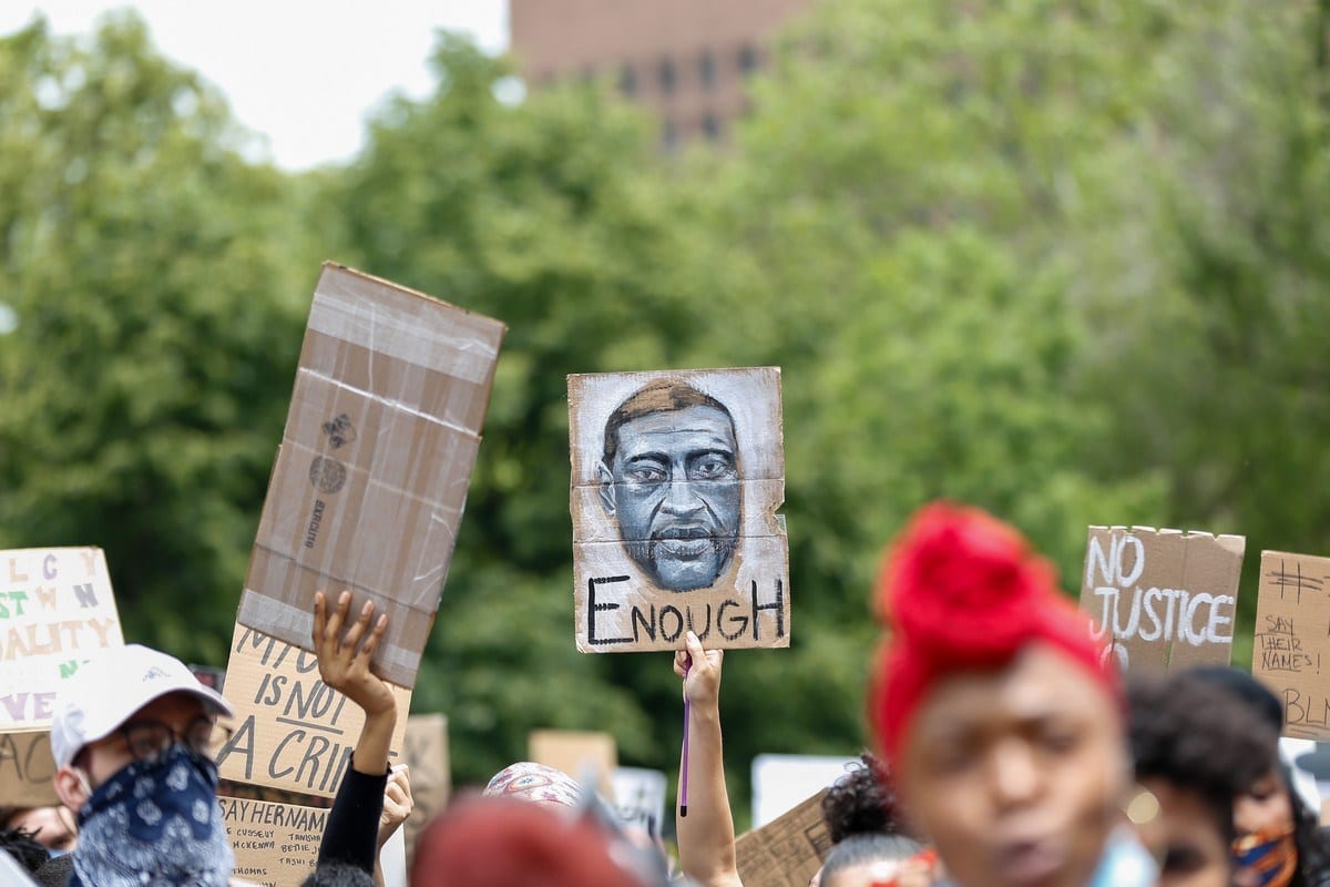 Protestos contra o assassinato de George Floyd, homem negro morto asfixiado por um policial branco em Minneapolis, Estados Unidos, 2 de junho de 2020 [Tayfun Coskun/Agência Anadolu]