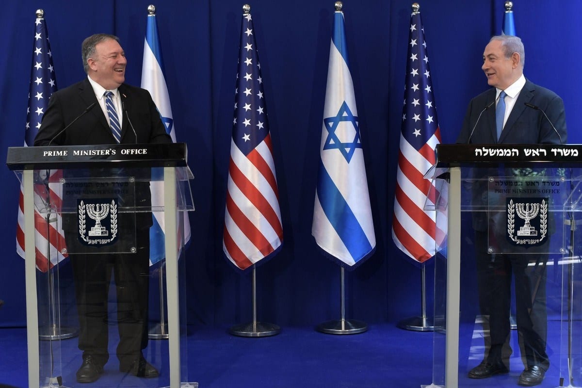 Secretário de Estado dos Estados Unidos Mike Pompeo (à esquerda) realiza coletiva de imprensa conjunta com o Primeiro-Ministro de Israel Benjamin Netanyahu, em viagem oficial durante a pandemia de coronavírus, em Jerusalém ocupada, 13 de maio de 2020 [Kobi Gideon/GPO/Agência Anadolu]