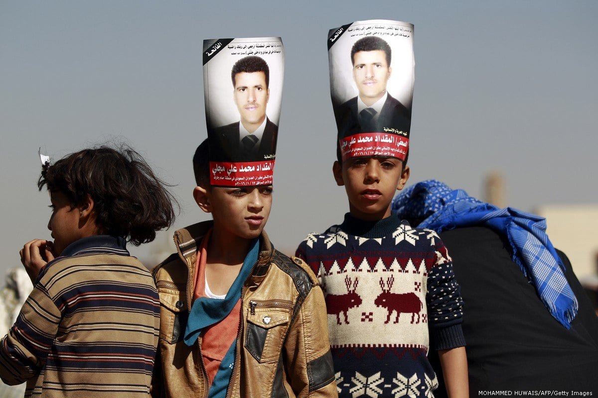 Meninos iemenitas participam do funeral do jornalista iemenita Almigdad Mojalli, morto em 18 de janeiro de 2016 [Mohammed Huwais/AFP/Getty Images]
