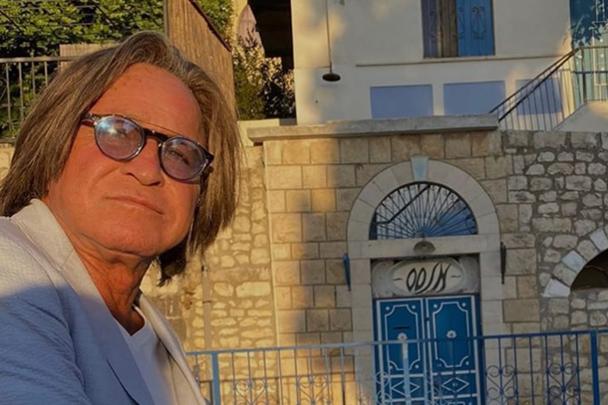 Mohammed Hadid, nascido na Palestina, posta uma fotografia no Instagram de si mesmo do lado de fora da casa de sua família na cidade de Safad, na Palestina, da qual a família foi despejada em 1948 por imigrantes judeus [Mohamed Hadid / Instagram]