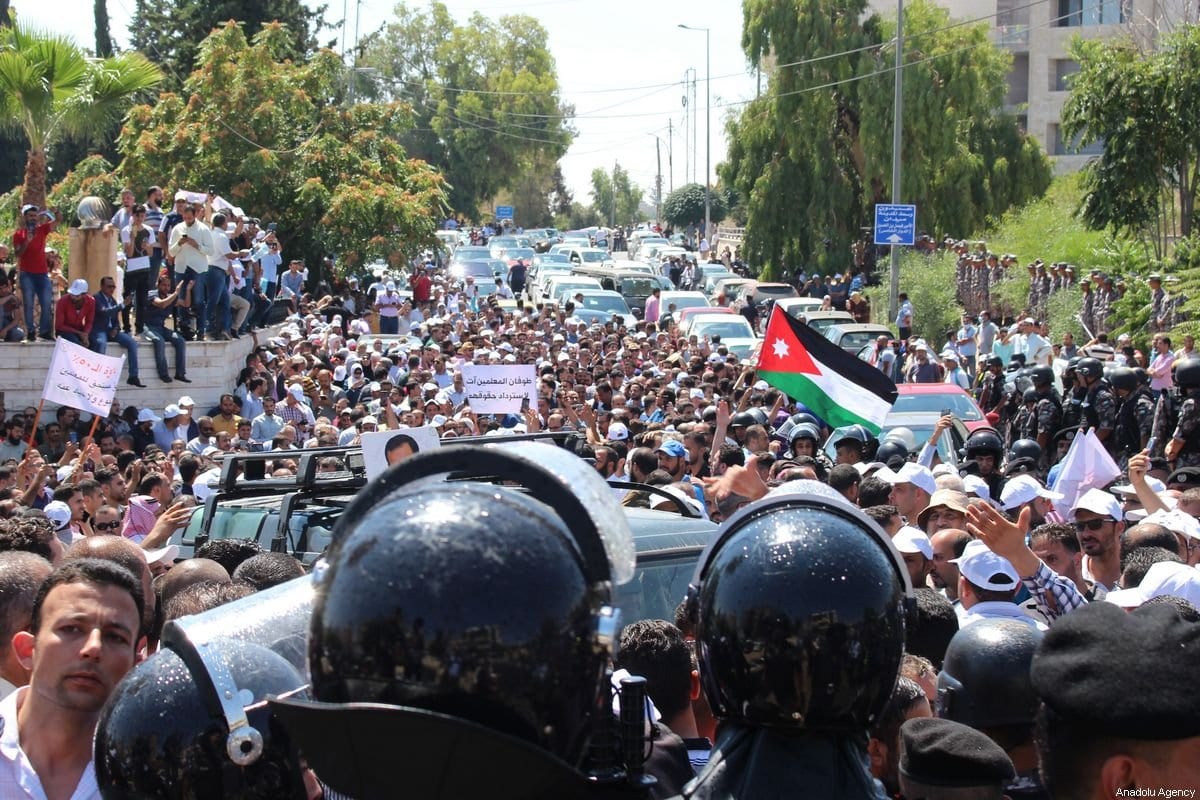 Forças de segurança bloqueiam uma estrada diante da aproximação de um protesto de professores, que reivindicam melhores salários, à sede do governo, em Amã, Jordânia, 5 de setembro de 2019 [Latih Joneidi/Agência Anadolu] 