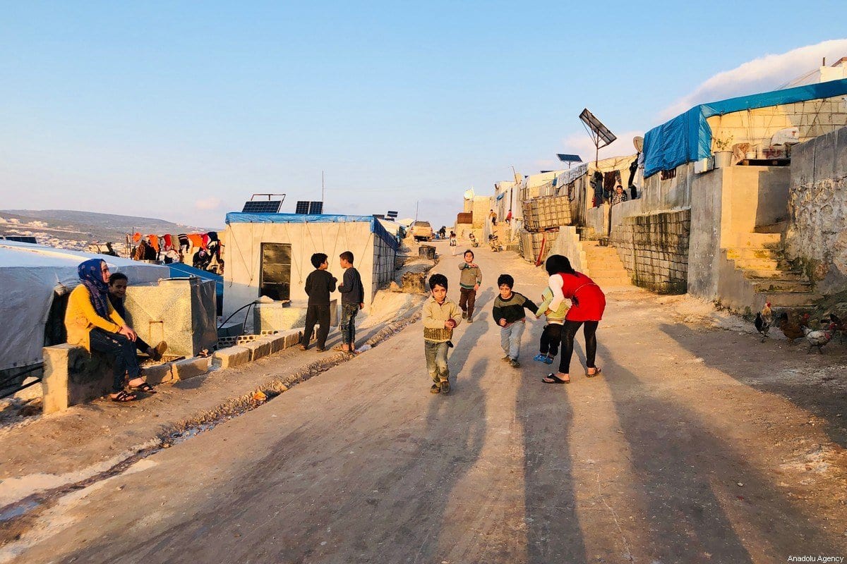 Crianças sírias em campo de tendas provisórias na Síria, 2 de abril de 2020 [Muhammed Abdullah/Agência Anadolu]