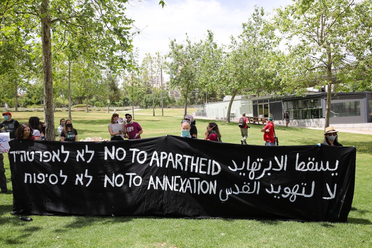  Um grupo de ativistas israelenses, segurando cartazes, se reúne em frente à Embaixada dos EUA em protesto contra o plano de anexação do Vale do Jordão e assentamentos ilegais na Cisjordânia, em 15 de maio de 2020. Jerusalém. [Mostafa Alkharouf - Agência Anadolu]