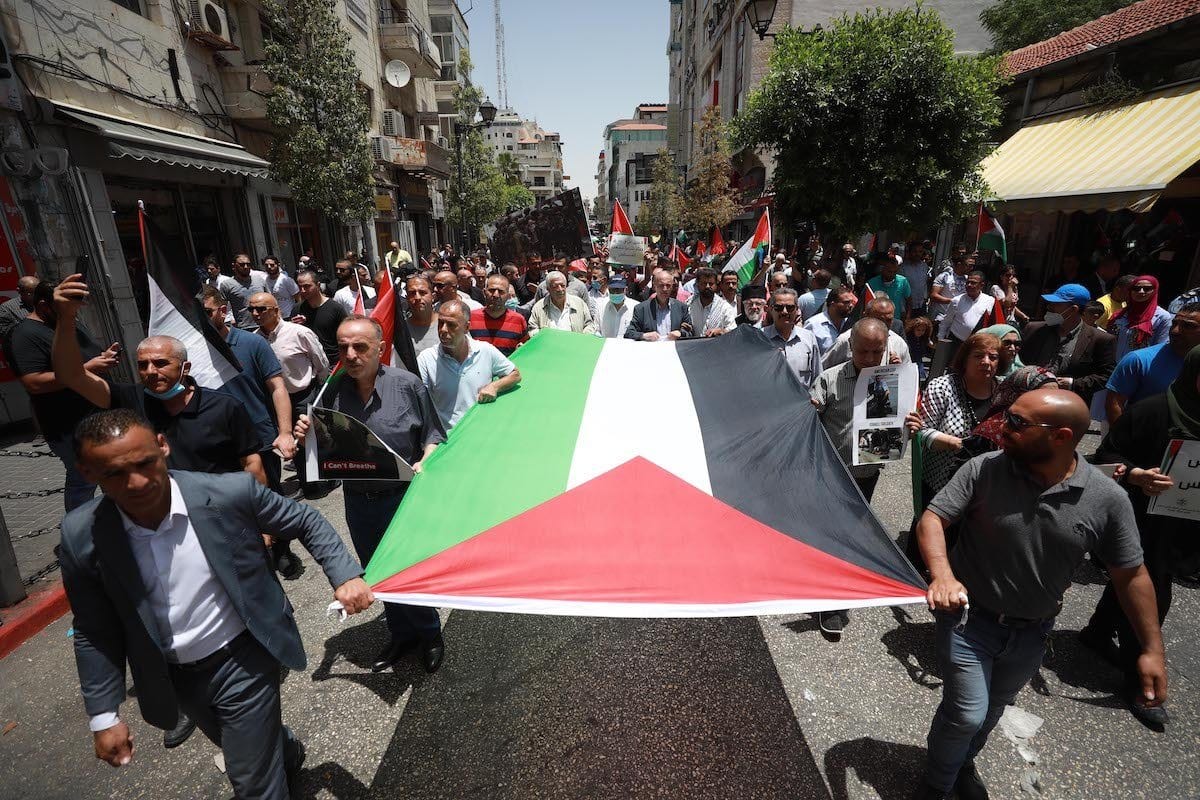 Palestinos protestam contra os assentamentos ilegais e os planos de anexação israelense do Vale do Jordão, na praça de Al-Manara, em Ramallah, Cisjordânia ocupada, 8 de junho de 2020 [Issam Rimawi/Agência Anadolu]
