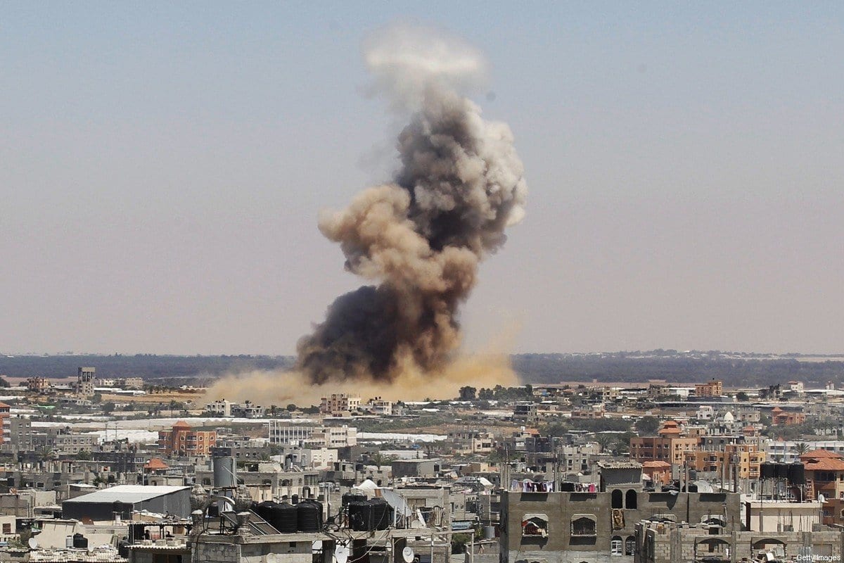 Explosão após ataque aéreo israelense na Faixa de Gaza, em 8 de julho de 2014 [Said Khatib/AFP/Getty Images]