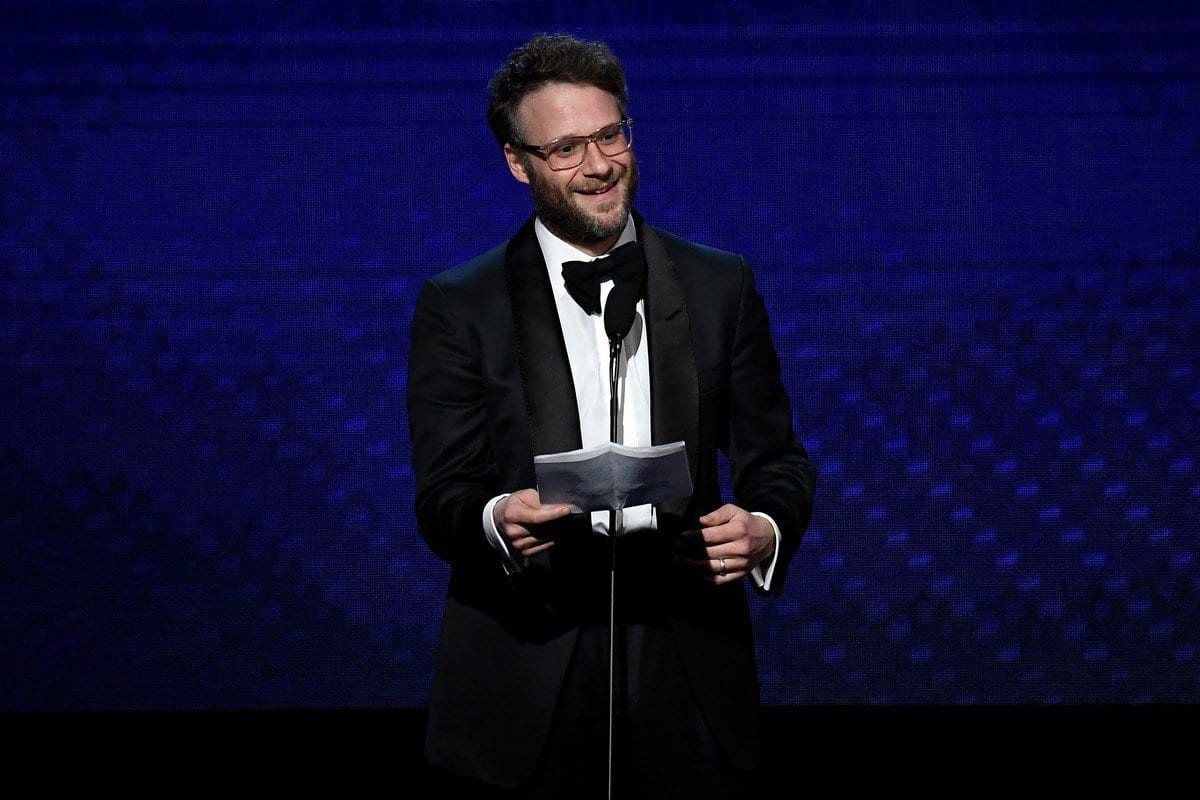Seth Rogen fala no palco no Beverly Hilton Hotel em 8 de novembro de 2019 na Califórnia, EUA [Frazer Harrison/ Getty Images]
