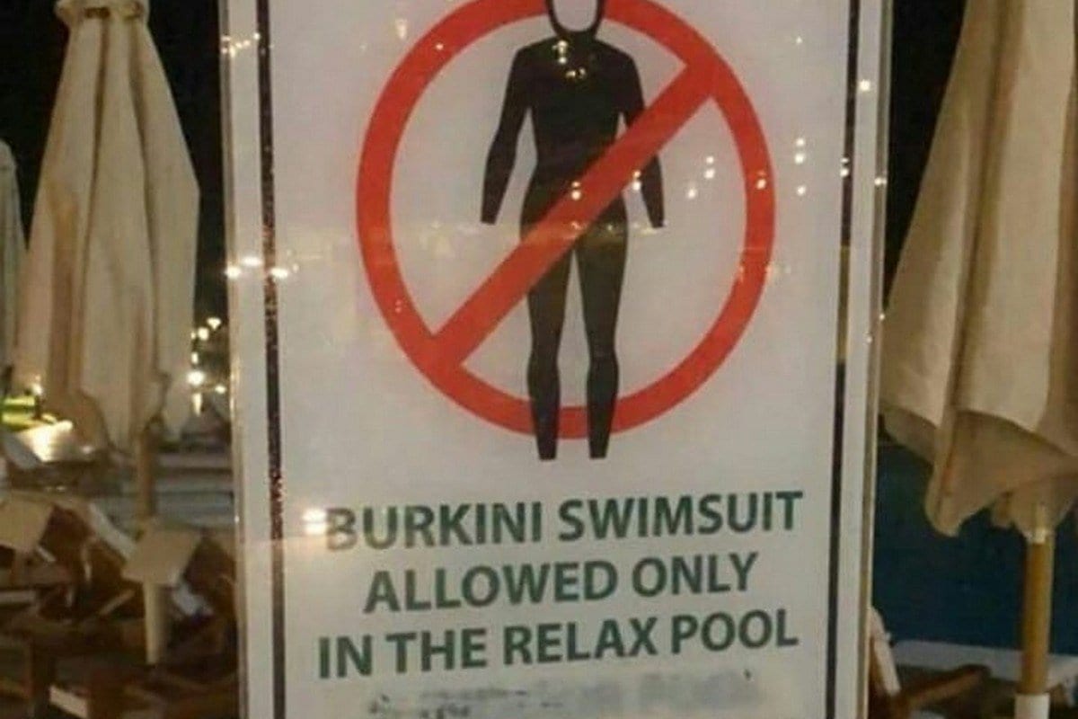 Placa em um resort restringe o uso do burkini (roupa de banho que cobre o corpo), em 7 de agosto de 2019 [Habiba Heikal/Facebook]