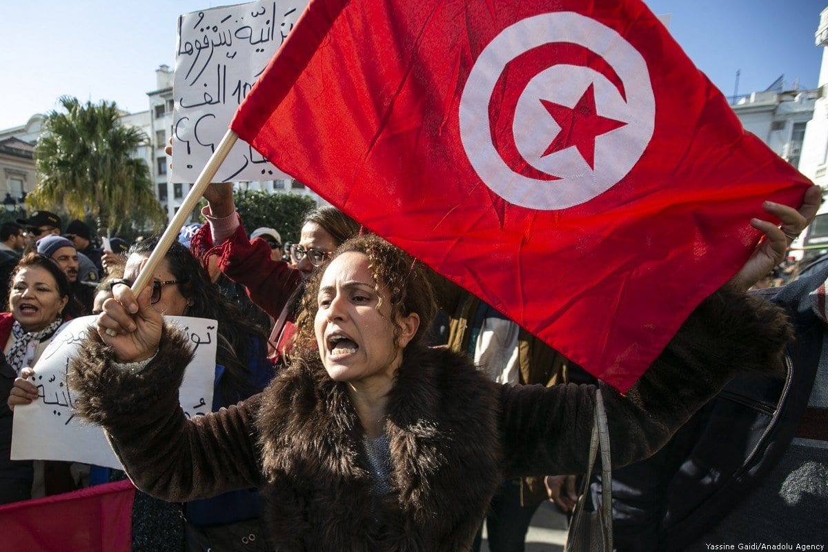 Tunisianos reúnem-se em frente ao Sindicato Geral de Trabalhadores da Tunísia (UGTT) para relembrar o 9° aniversário da deposição do Presidente Zine el Abidine Ben Ali, em Túnis, capital da Tunísia, 14 de janeiro de 2020 [Yassine Galdi/Agência Anadolu]