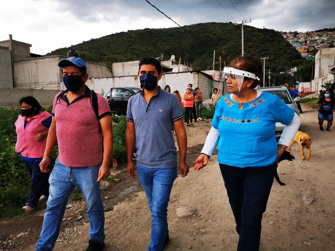 Deputada Maria Eugênia e equipe durante trabalho comunitário em seu distrito [ Arquivo pessoal]