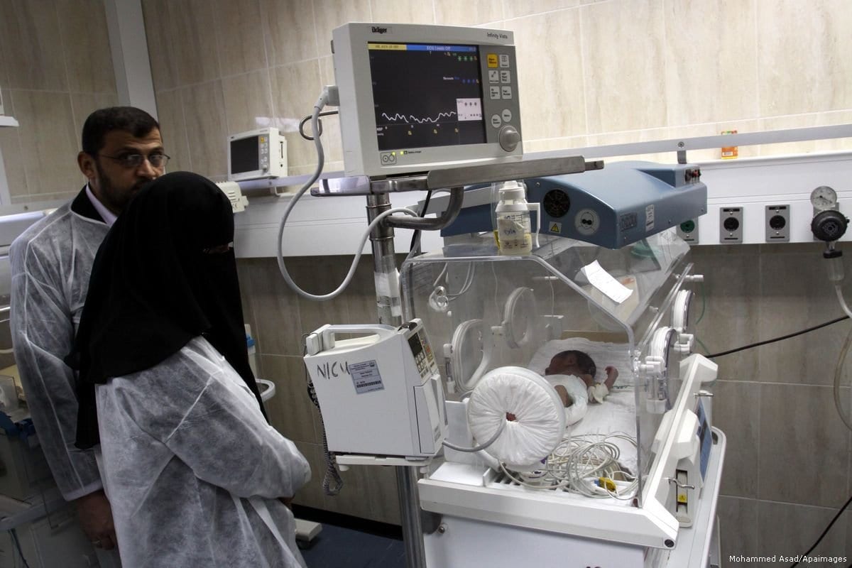 Bebê palestino recebe tratamento em Gaza, 19 de fevereiro de 2018 [Mohammed Asad/Apaimages]