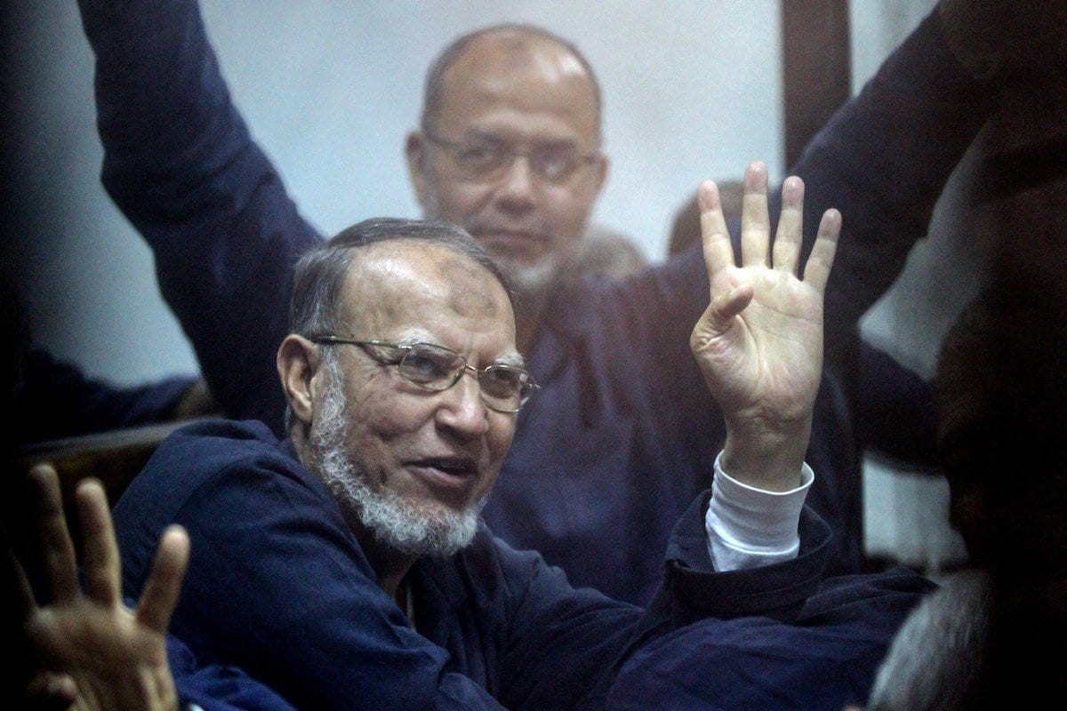 Líder da Irmandade Muçulmana, Essam El-Erian acena com a mão durante o tribunal no Cairo, Egito em 26 de fevereiro de 2017 [Agência Moustafa El Shemy / Anadolu] 