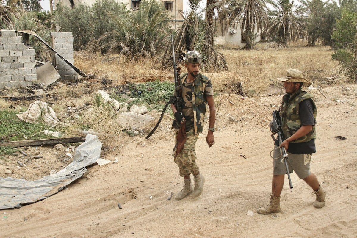 Soldados líbios durante confrontos com as milícias de Khalifa Haftar nas áreas ao redor do Aeroporto Internacional de Trípoli em 1º de julho de 2020 em Trípoli, Líbia [Agência Hazem Turkia / Anadolu]