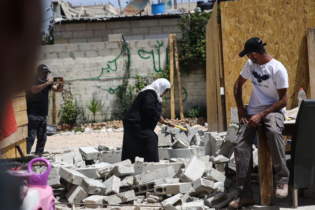 Família palestina foi forçada pelas autoridades israelenses a demolir sua própria casa para evitar o pagamento de taxas de demolição em Jerusalém em 2 de maio de 2020 [Agência Alkharouf / Anadolu]