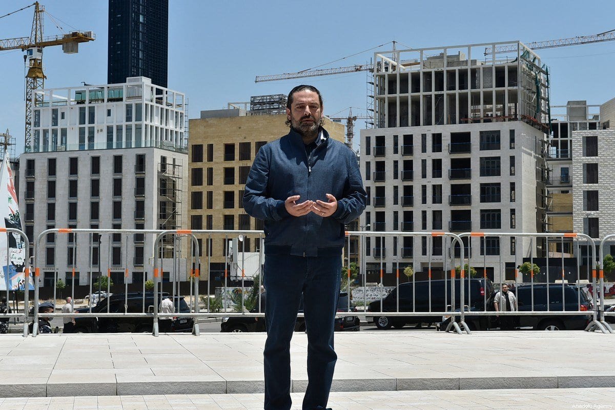 Ex-Primeiro-Ministro do Líbano Saad Hariri visita o túmulo de seu pai, Rafic Hariri, após inspecionar ruas que vivenciaram protestos contra as severas condições econômicas e colapso da moeda libanesa, em Beirute, capital do Líbano, 13 de junho de 2020 [Hussam Shbaro/Agência Anadolu]