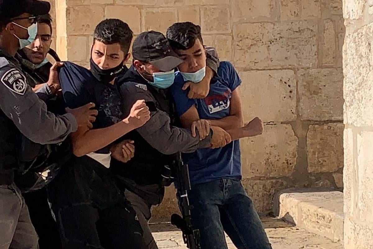 Forças israelenses prendem seis palestinos, enquanto centenas de colonos ilegais judeus invadem o complexo da Mesquita de Al-Aqsa, ponto crítico da Cidade Velha de Jerusalém Oriental, em 30 de julho de 2020 [Waqf Islâmico de Jerusalém/Agência Anadolu]