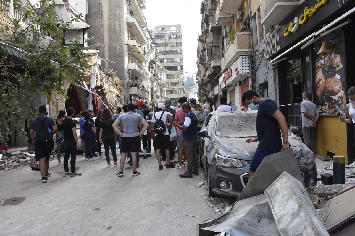 Edifícios completamente destruídos são inspecionados por voluntários após enorme explosão no porto de Beirute, capital do Líbano, 6 de agosto de 2020 [Mahmut Geldi/Agência Anadolu]