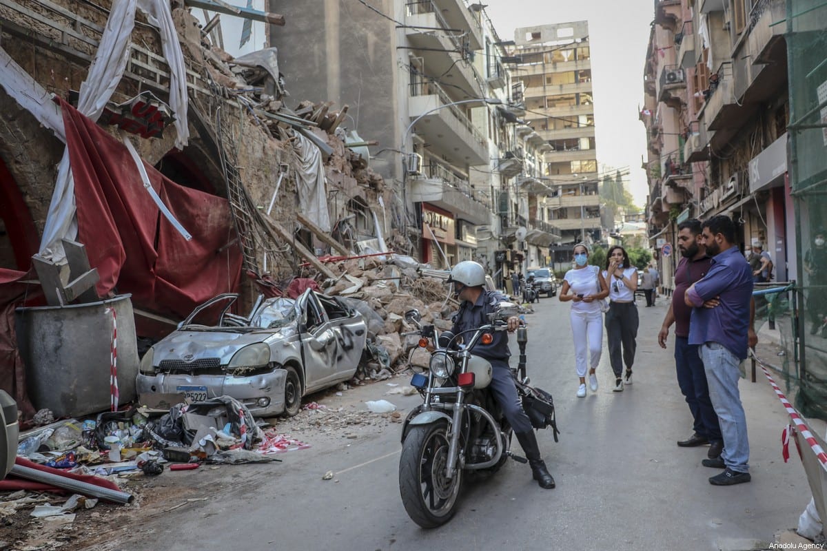 Um carro e um edifício danificados são vistos após um incêndio em um armazém com explosivos no porto de Beirute levaram a grandes explosões no Líbano, 14 de agosto de 2020 [Agência Enes Canli/ Anadolu]