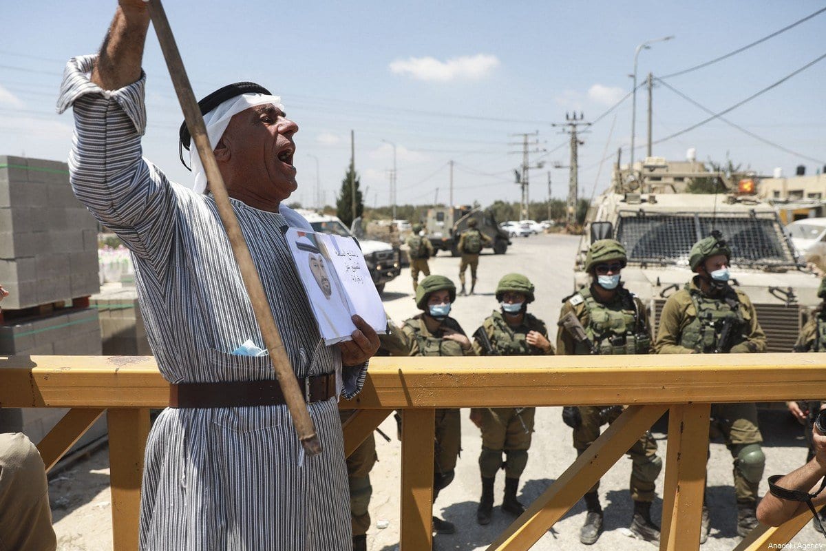 Palestinos protestam contra acordo de normalização entre Israel e Emirados Árabes Unidos e contra projeto de assentamento ilegal na região de Haris, em Salfit, Cisjordânia ocupada, 14 de agosto de 2020 [Issam Rimawi/Agência Anadolu]