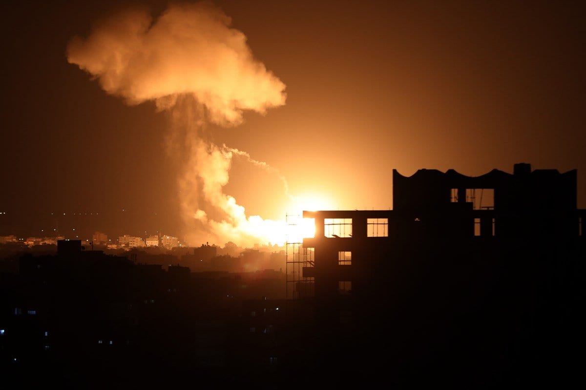 Fumaça e chamas se propagam após aviões de guerra pertencentes ao exército israelense realizarem ataques aéreos sobre Al - Bairro Zaytun da Cidade de Gaza, Gaza em 18 de agosto de 2020 [Agência Ali Jadallah / Anadolu]
