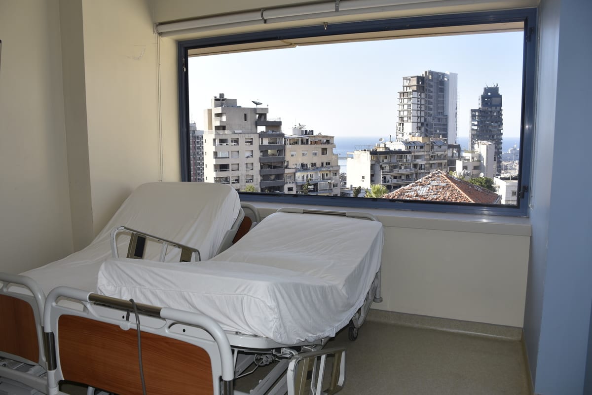 Hospital Universitário Saint George, também conhecido como Hospital Al Roum, danificado após enorme explosão no porto de Beirute, Líbano, 17 de agosto de 2020 [Mahmut Geldi/Agência Anadolu]