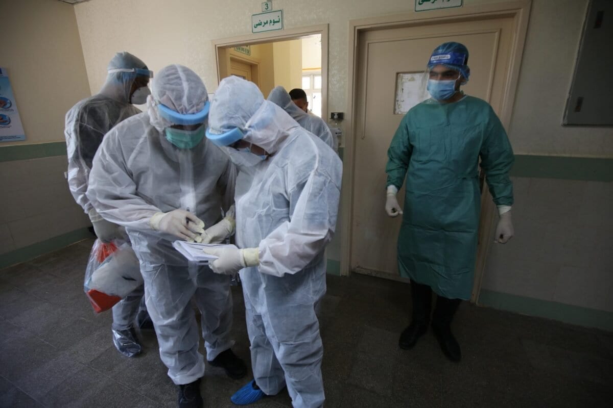 Palestinos participam de treinamento de simulação, contra a covod-19, organizado pelos Ministérios da Saúde e do Interior, em Gaza em 18 de julho de 2020 [MohammedAsad / Monitor do Oriente Médio]