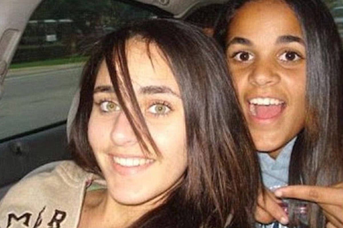 Sarah, de 17 anos, e sua irmã Amina, de 18, foram mortas a tiros por seu pai Yaser Abdel em 2008 [Fatmahaeba/ Twitter]