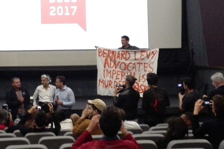 Bernard-Henri Lévy falou em Belgrado sobre seus filmes no festival de cinema de Beldocs, quando um membro da plateia bateu nele com uma torta e outros gritaram contra ele. [Wikipedia] 