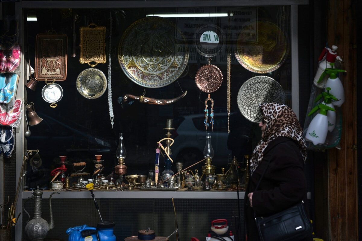 Mulher muçulmana caminha no antigo mercado na Grécia em 4 de fevereiro de 2019 [Sakis Mitrolidis/ AFP / Getty Imagens]