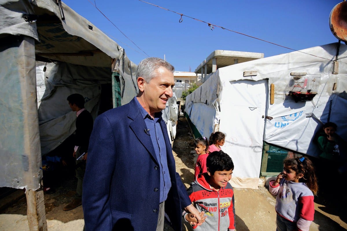 Filippo Grandi, chefe do Alto Comissariado das Nações Unidas para Refugiados (ACNUR), encontra-se com crianças refugiadas sírias em um campo improvisado na aldeia de Mhammara, na região de Akkar, norte do Líbano, 9 de março de 2019 [Ibrahim Chalhoub/AFP/Getty Images]