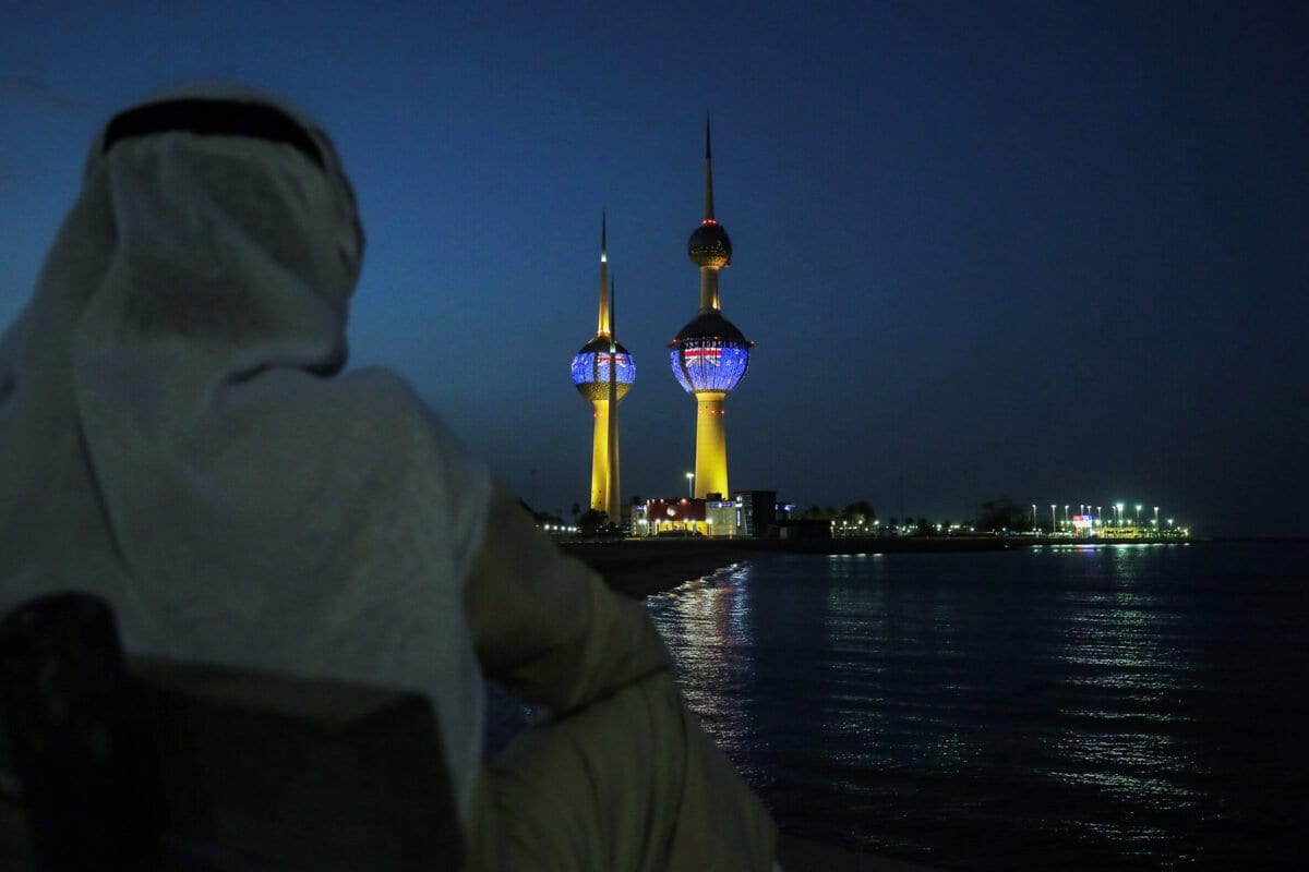 Torres do Kuwait demonstram solidariedade às vítimas dos ataques contra mesquitas de Christchurch, ao exibir bandeiras neozelandesas, na Cidade do Kuwait, 17 de março de 2019 [Yasser al-Zayyat/AFP/Getty Images]