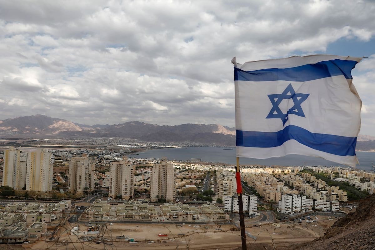 Uma foto mostra a cidade turística de Eilat, sul de Israel, no Mar Vermelho, e a cidade turística de Aqaba, no Mar Vermelho da Jordânia ao fundo, em 17 de abril de 2020 em meio à pandemia de coronavírus COVID-19. [MENAHEM KAHANA / AFP via Getty Images]