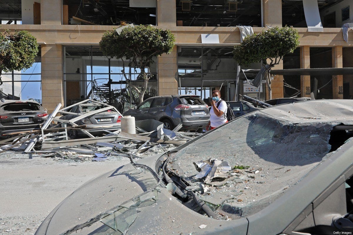 Veículos e edifícios danificados são retratados após a explosão que atingiu a capital do Líbano e resultou da ignição de um enorme depósito de nitrato de amônio no porto de Beirute, em 5 de agosto de 2020. [ANWAR AMRO / AFP via Getty Images]	