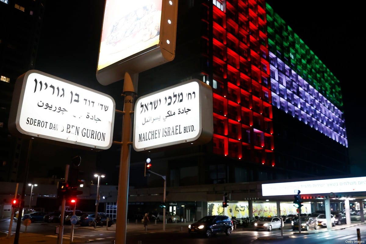 Prefeitura de Tel Aviv é iluminada com as cores da bandeira nacional dos Emirados Árabes Unidos, em 13 de agosto de 2020 [Jack Guez/AFP/Getty Images]