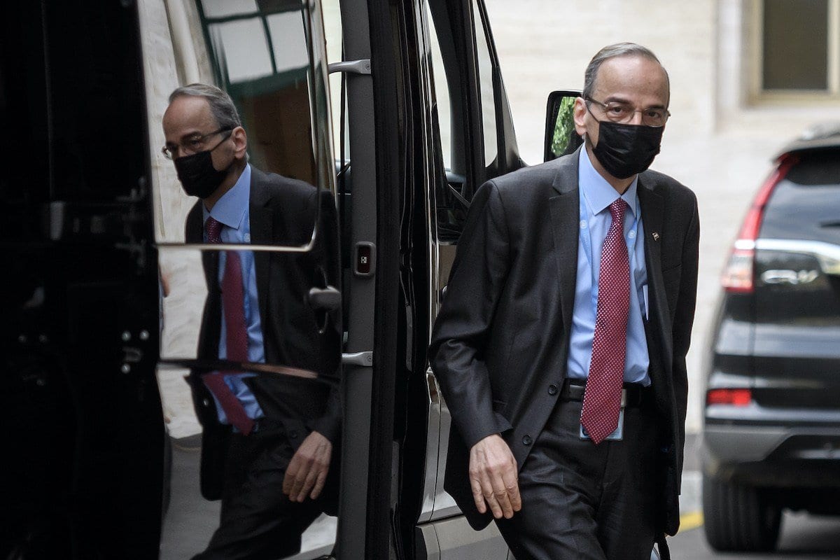 Hadi al-Bahra, chefe da Comissão de Negociações da Oposição Síria, chega a encontro do Comitê Constitucional da Síria no escritório das Nações Unidas, em Genebra, Suíça, 24 de agosto de 2020 [Fabrice Coffrini/AFP/Getty Images]