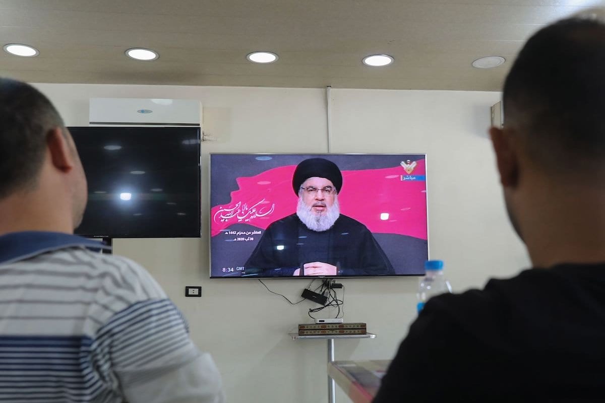 Libaneses assistem pronunciamento de Hassan Nasrallah, líder do movimento xiita Hezbollah, em um café nos subúrbios de Beirute, capital do Líbano, 30 de agosto de 2020 [Anwar Amro/AFP/Getty Images]