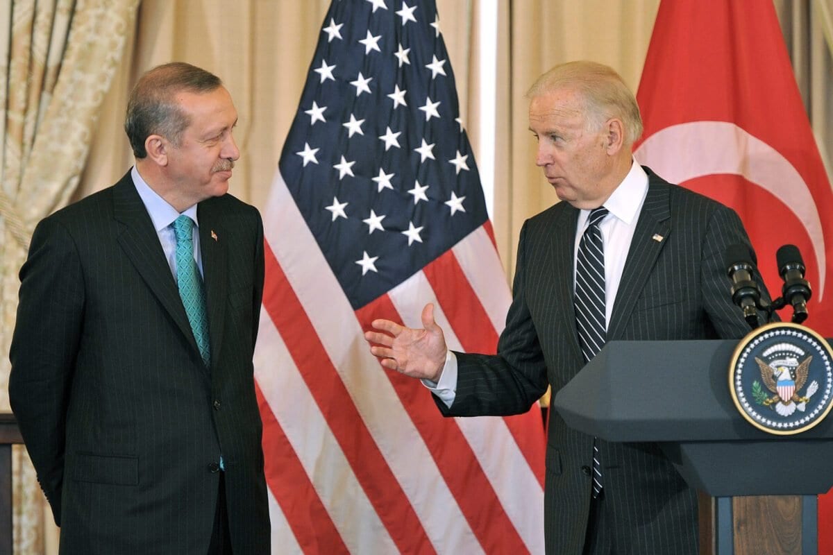 O então vice-presidente dos EUA, Joe Biden (D), fala ao primeiro-ministro turco Recep Tayyip Erdogan, antes de um almoço oferecido pelo Secretário de Estado dos EUA, John Kerry, no Departamento de Estado em Washington, capital, 16 de maio de 2013 [LADEN ANTONOV / AFP via Getty Images]