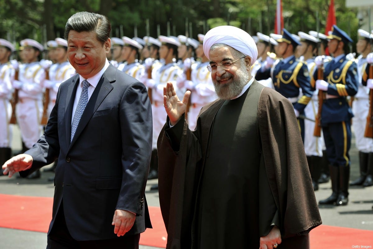 Presidente do Irã Hassan Rouhani e Presidente da China Xi Jinping participam de cerimônia de boas vindas em Xangai, China, 22 de maio de 2014 [Kenzaburo Fukuhara/AFP/Getty Images]