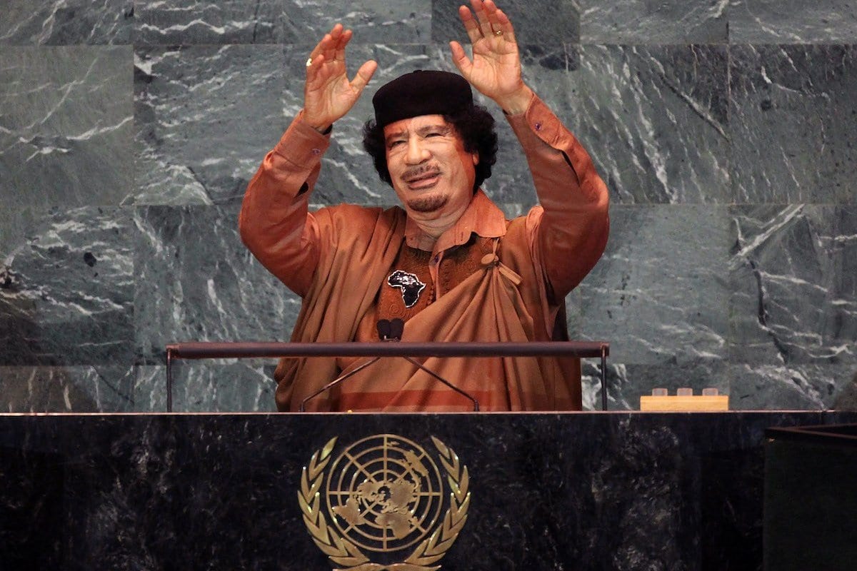 Muammar Gaddafi, da Líbia, acenando antes de fazer um discurso na Assembleia Geral das Nações Unidas na sede da ONU em 23 de setembro de 2009 na cidade de Nova York. [Mario Tama/ Getty Images]